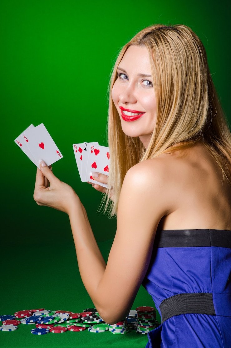 Dealer langsung di studio crvbet Live Casino dengan multiple camera angles